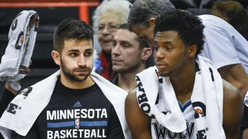 Ricky Rubio resopla en el banquillo