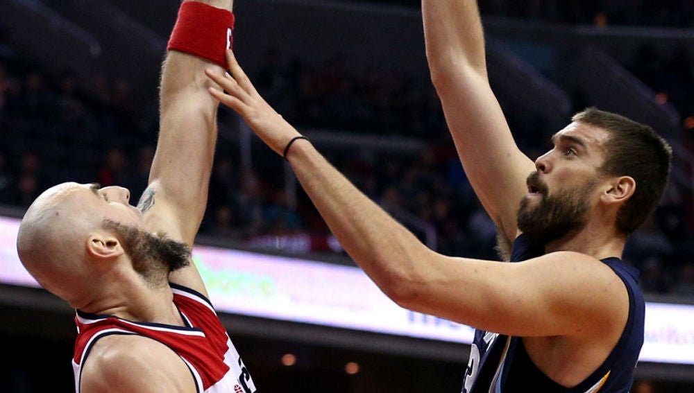 Marc Gasol trata de penetrar a canasta ante Marcin Gortat 
