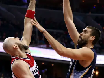 Marc Gasol trata de penetrar a canasta ante Marcin Gortat Marc Gasol trata de penetrar a canasta ante Marcin Gortat