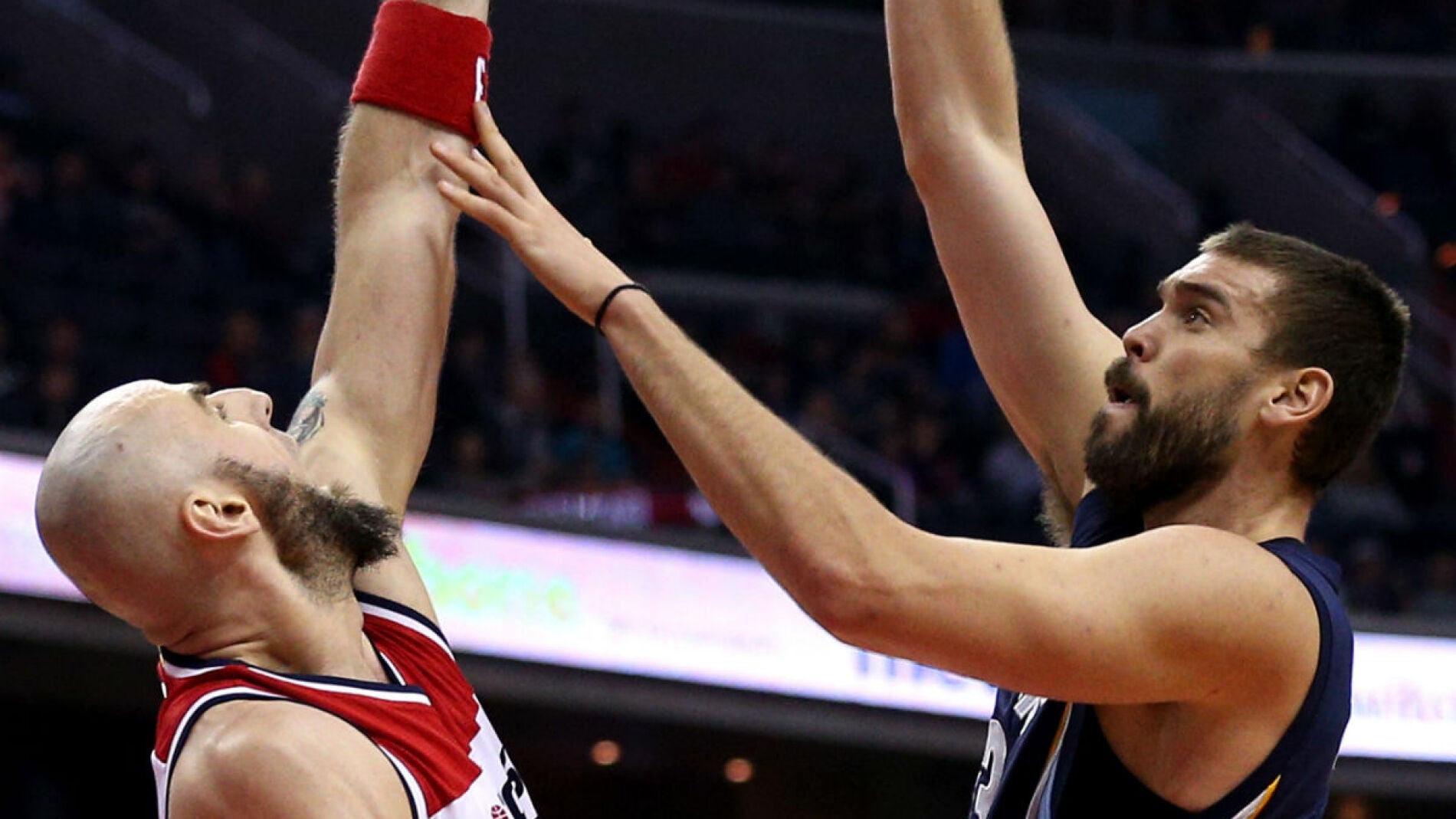 Marc Gasol trata de penetrar a canasta ante Marcin Gortat 