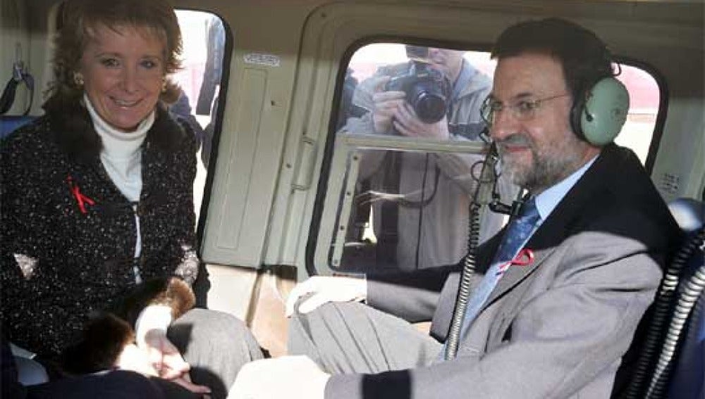Aguirre y Rajoy, subidos al helicóptero en el que sufrieron un accidente en 2005
