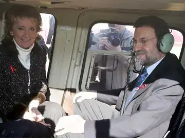 Aguirre y Rajoy, subidos al helicóptero en el que sufrieron un accidente en 2005 Aguirre y Rajoy, subidos al helicóptero en el que sufrieron un accidente en 2005