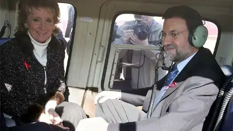 Aguirre y Rajoy, subidos al helicóptero en el que sufrieron un accidente en 2005 Aguirre y Rajoy, subidos al helicóptero en el que sufrieron un accidente en 2005