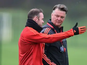 Rooney conversa con Van Gaal Rooney conversa con Van Gaal