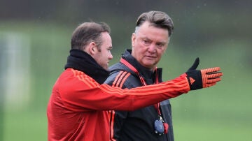 Rooney conversa con Van Gaal