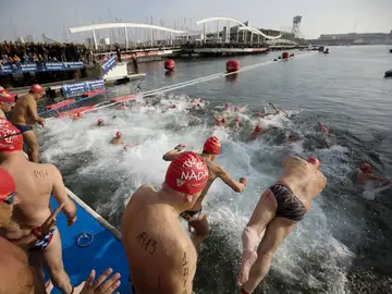 Participantes de la Copa Nadal se lanzan al agua Participantes de la Copa Nadal se lanzan al agua