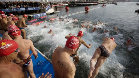 Participantes de la Copa Nadal se lanzan al agua