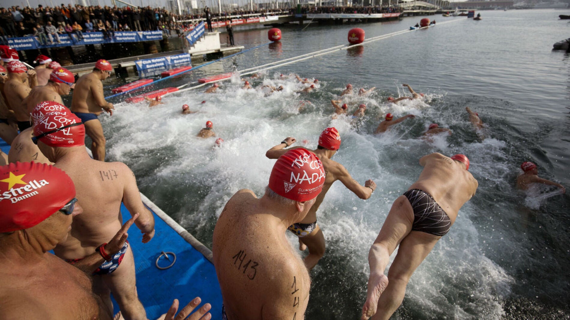 Participantes de la Copa Nadal se lanzan al agua