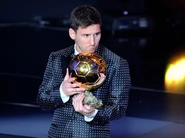 Leo Messi posa con el Balón de Oro Leo Messi posa con el Balón de Oro