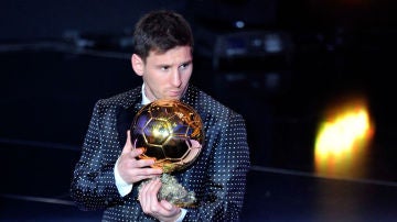 Leo Messi posa con el Balón de Oro