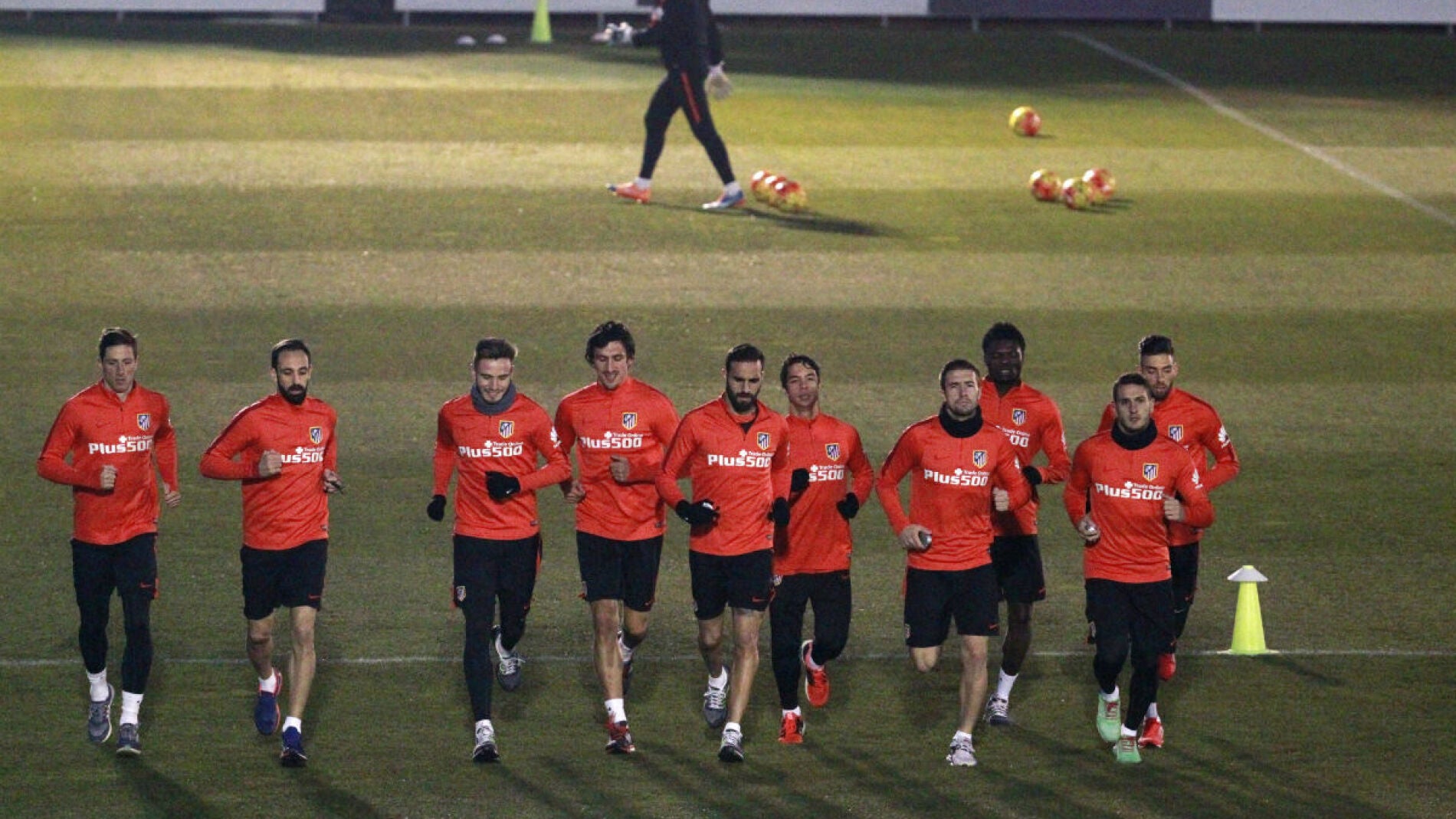 Los jugadores del Atl&eacute;tico corren en Majadahonda