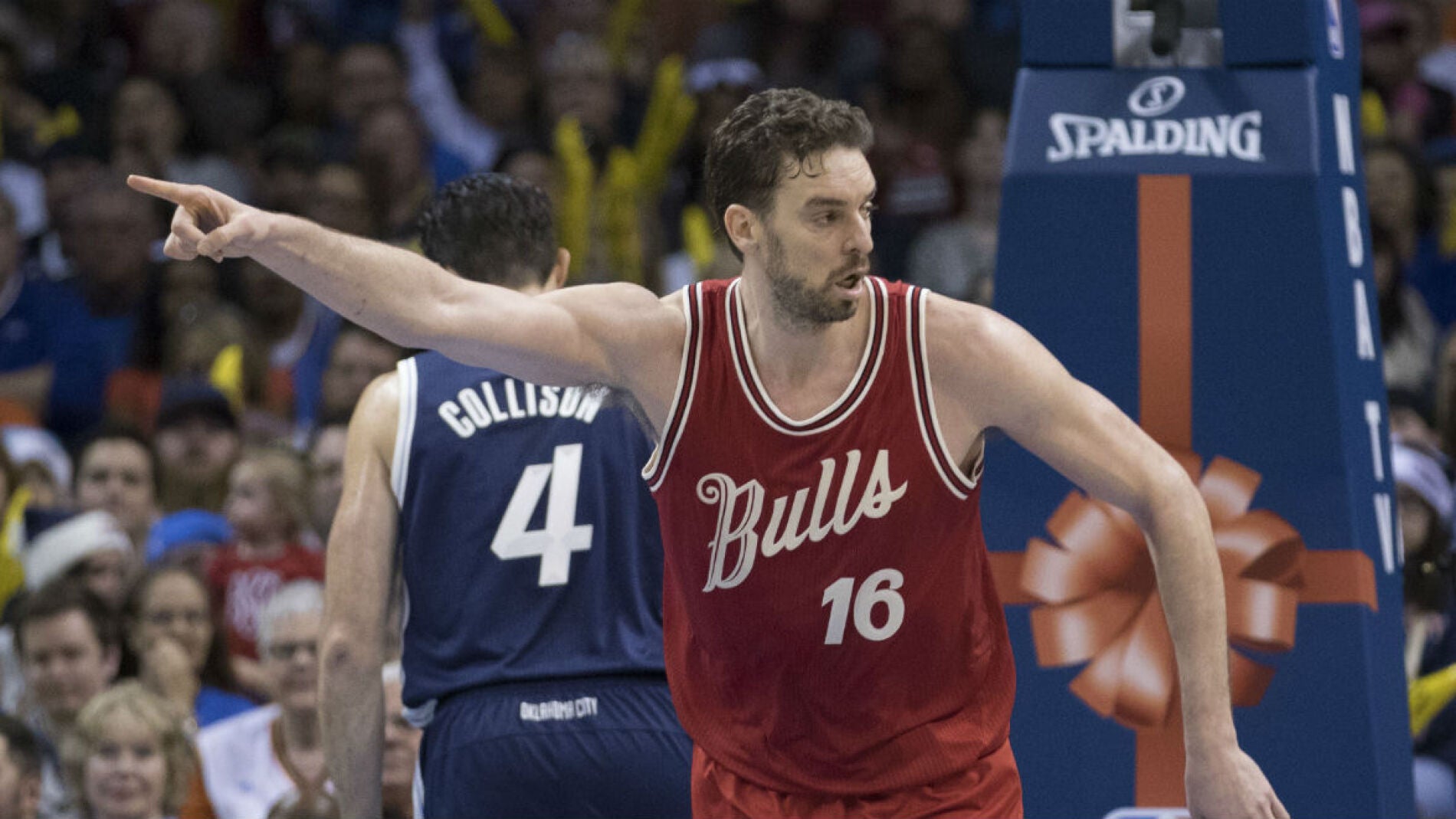 Pau Gasol, en acci&oacute;n ante los Thunder