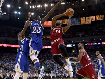 LeBron James trata de anotar ante la defensa de Green LeBron James trata de anotar ante la defensa de Green