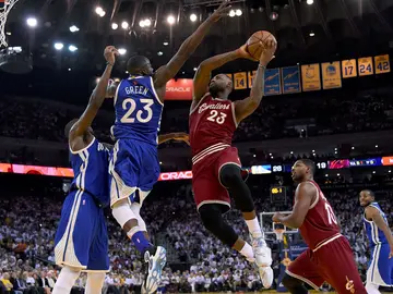 LeBron James trata de anotar ante la defensa de Green LeBron James trata de anotar ante la defensa de Green