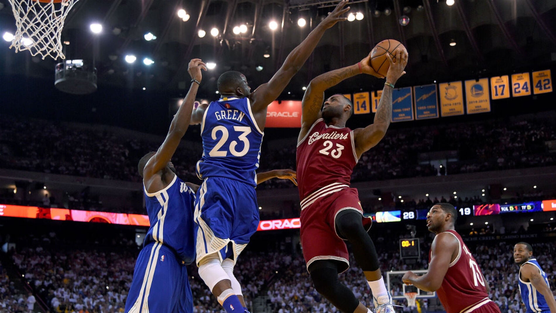 LeBron James trata de anotar ante la defensa de Green