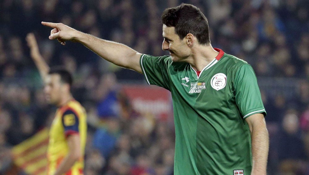 Aduriz celebra su gol ante Cataluña