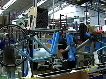 Un trabajador en una fábrica Un trabajador en una fábrica