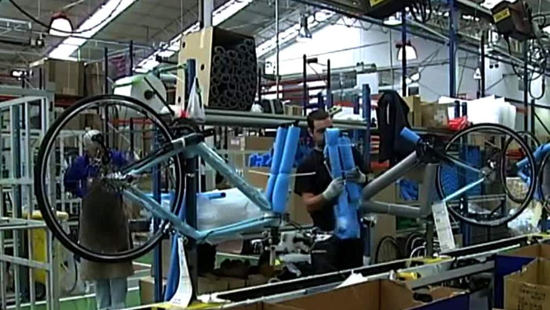 Un trabajador en una f&aacute;brica