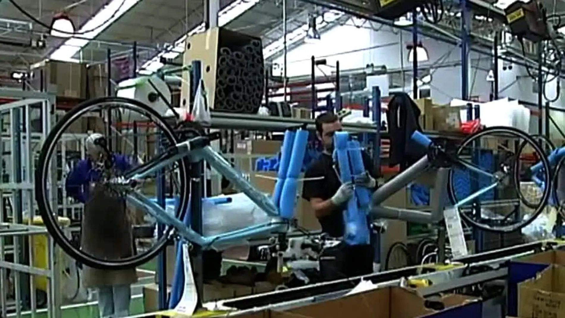 Un trabajador en una fábrica Un trabajador en una fábrica