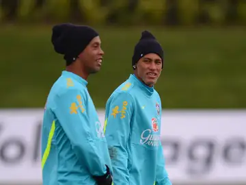 Ronaldinho junto a Neymar en una concentración de Brasil Ronaldinho junto a Neymar en una concentración de Brasil