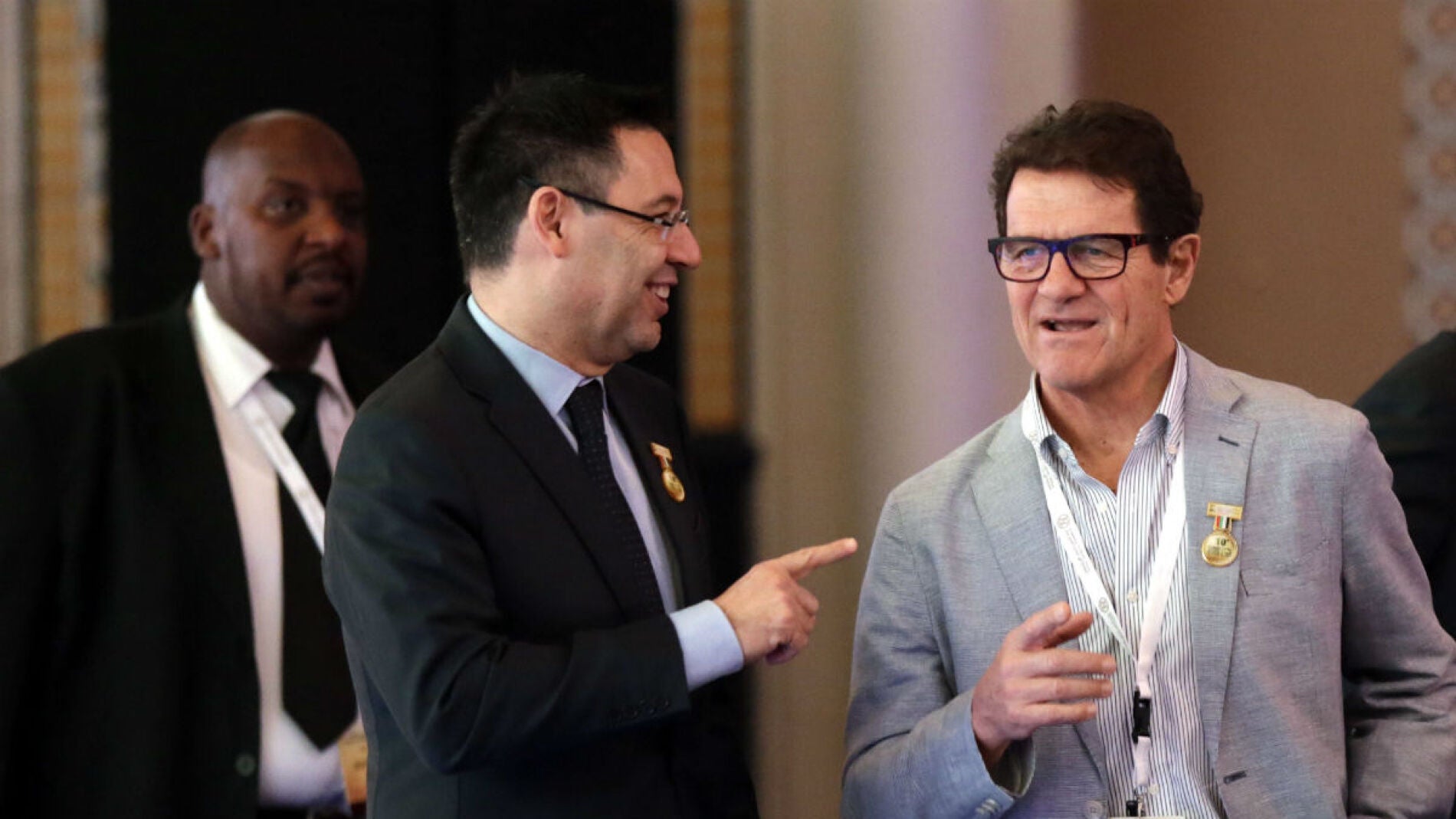 Bartomeu conversa con Fabio Capello