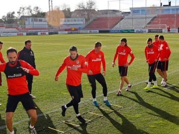 Los jugadores del Atlético entrenan sobre el cépsed de Majadahonda