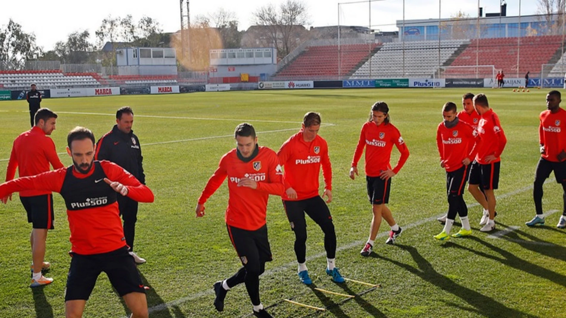 Los jugadores del Atlético entrenan sobre el cépsed de Majadahonda Los jugadores del Atlético entrenan sobre el cépsed de Majadahonda
