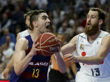 Tomas Satoransky penetra a canasta ante Sergio Rodríguez Tomas Satoransky penetra a canasta ante Sergio Rodríguez