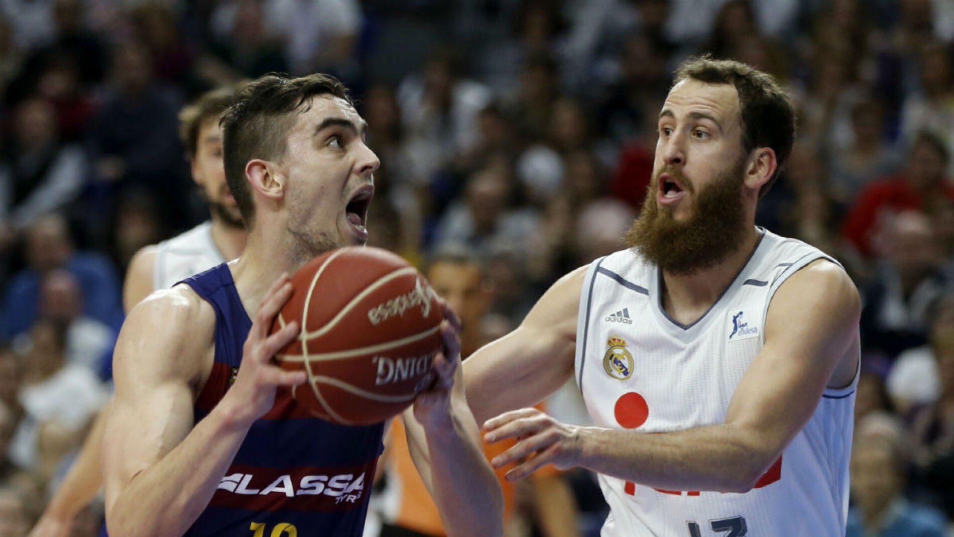  Tomas Satoransky penetra a canasta ante Sergio Rodr&iacute;guez