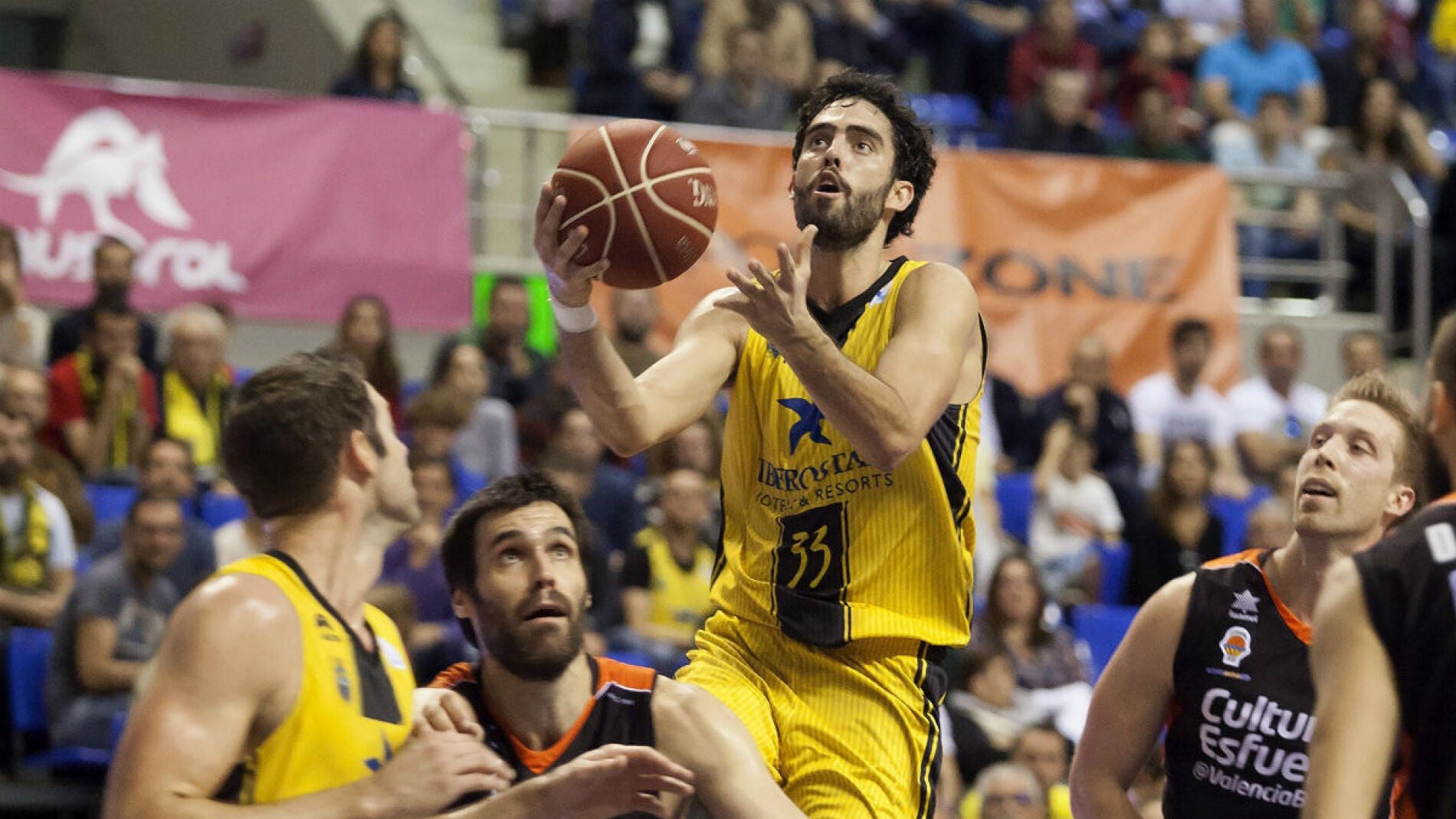 El alero del Iberostar Tenerife, Javier Reir&aacute;n, entra a canasta