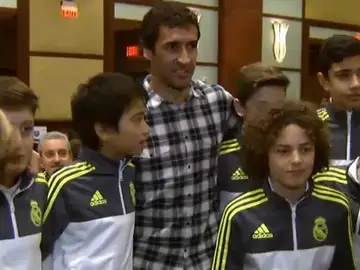 Raúl González, en un acto en Miami con equipos alevines Raúl González, en un acto en Miami con equipos alevines