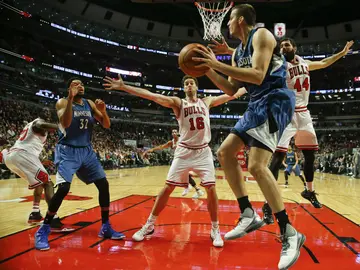 Pau Gasol y Mirotic defiende una acción ante Nemanja Bjelica Pau Gasol y Mirotic defiende una acción ante Nemanja Bjelica