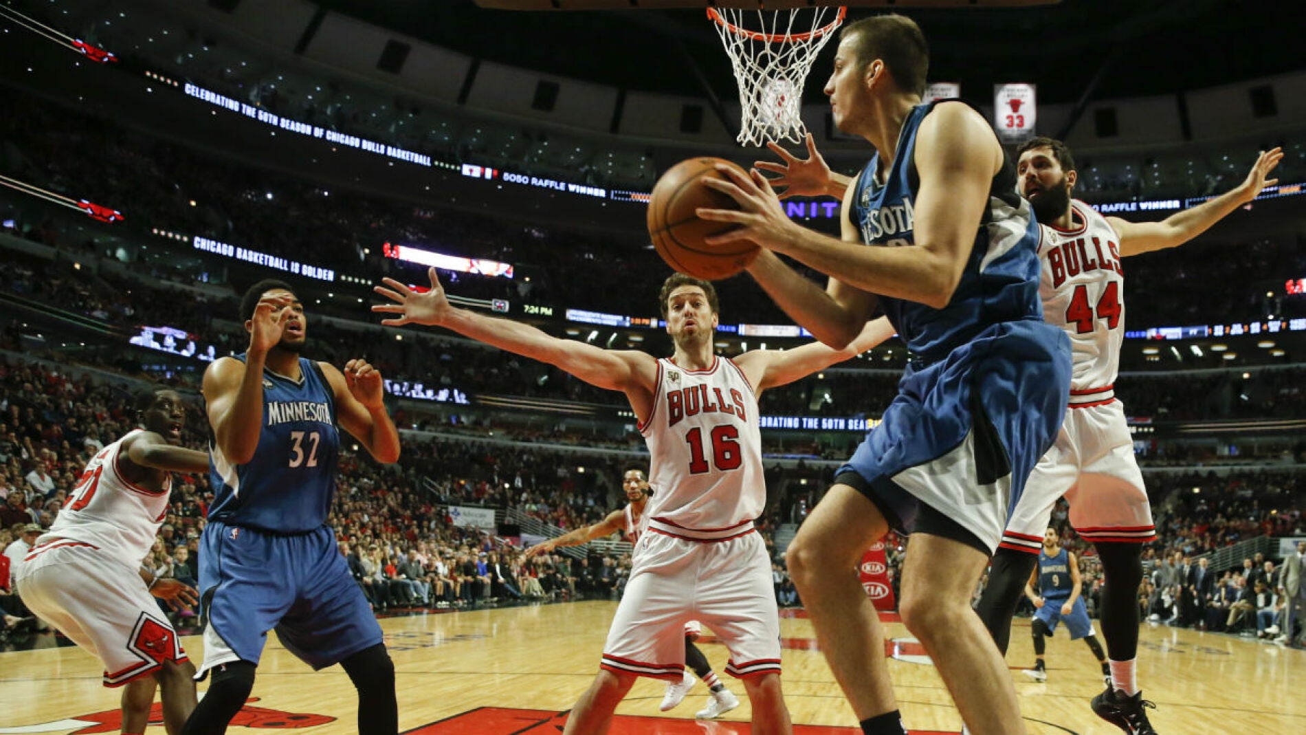 Pau Gasol y Mirotic defiende una acci&oacute;n ante Nemanja Bjelica