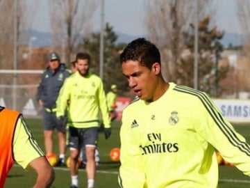 Varane realiza un ejercicio junto a Arbeloa