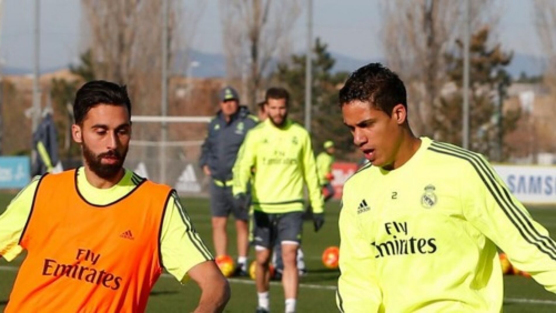 Varane realiza un ejercicio junto a Arbeloa