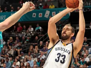 Marc Gasol lanza a canasta Marc Gasol lanza a canasta