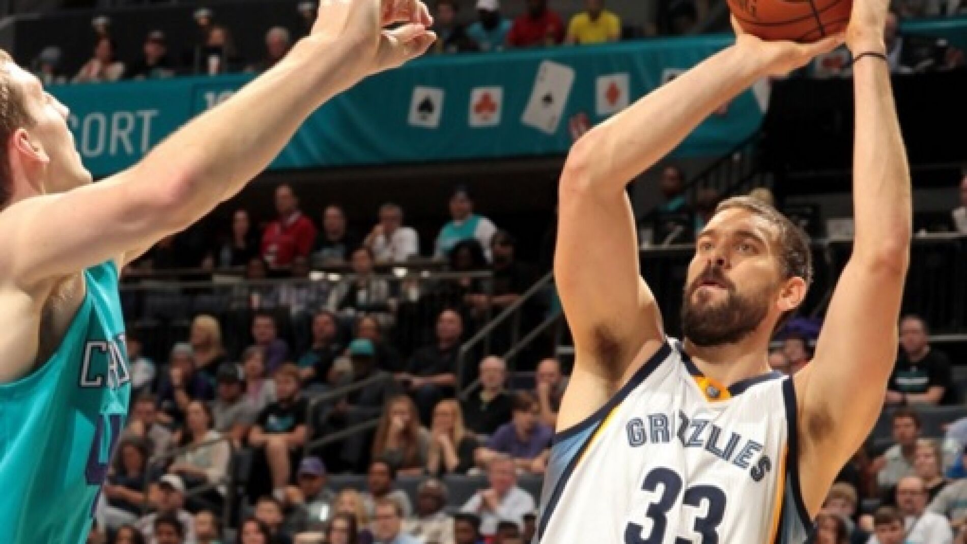 Marc Gasol lanza a canasta