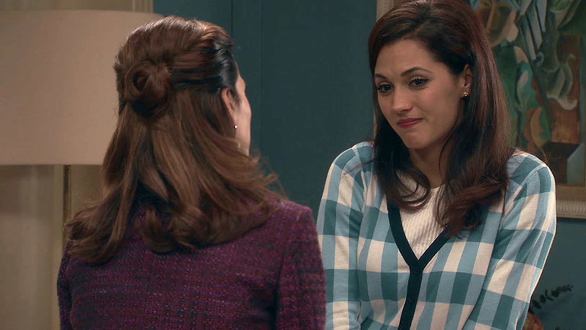 Adela confiesa a Sofía que Tomás le fue infiel en el pasado con una cantante