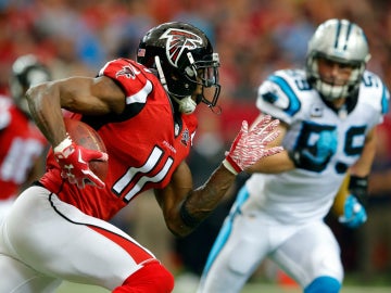 Julio Jones corre con el balón durante el partido contra los Panthers