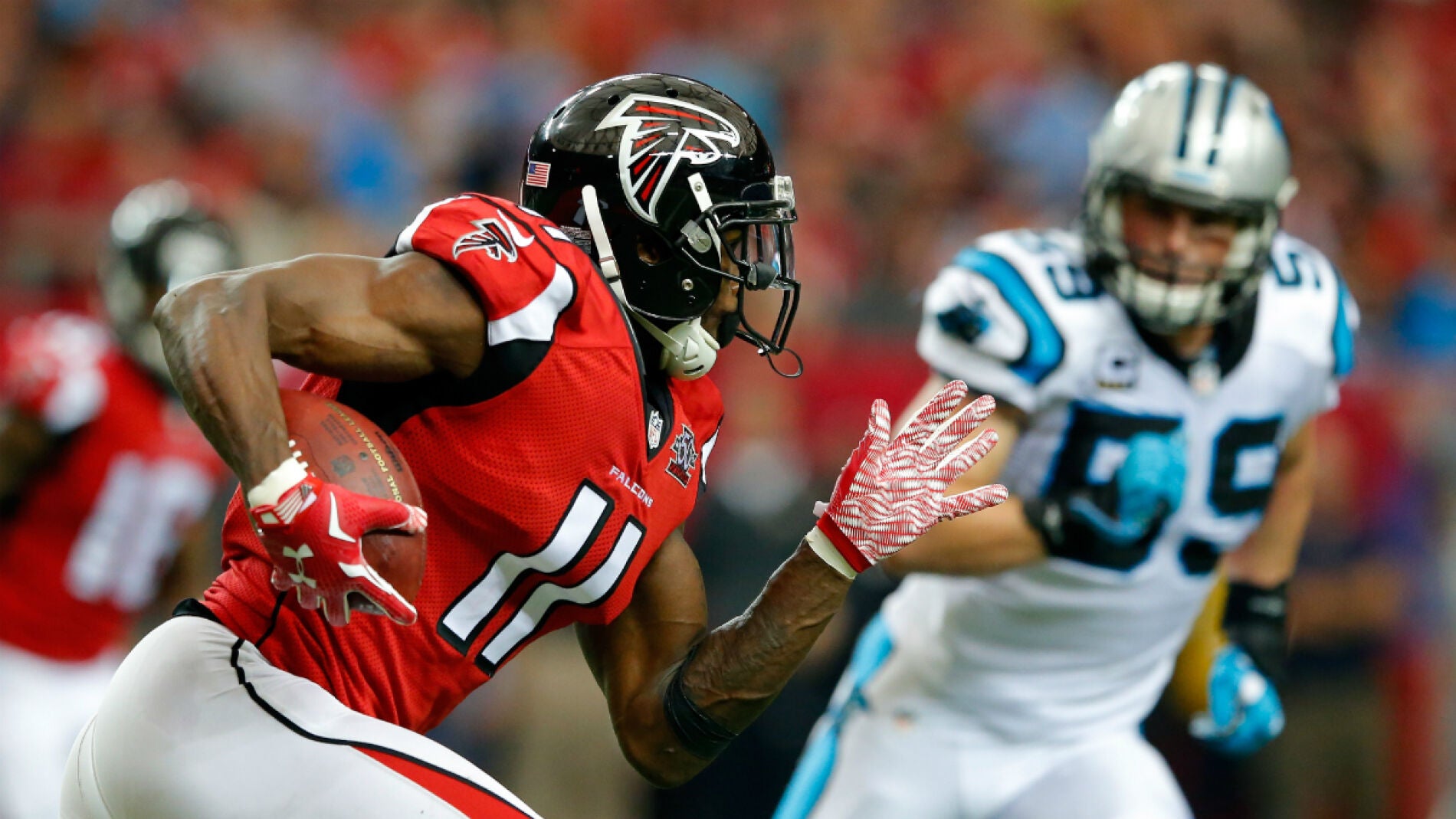 Julio Jones corre con el bal&oacute;n durante el partido contra los Panthers