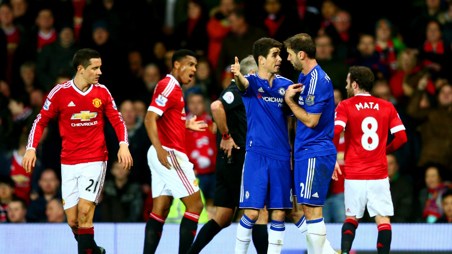 Jugadores del Chelsea y del Manchester United protestan una decisión del árbitro Jugadores del Chelsea y del Manchester United protestan una decisión del árbitro