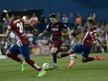 Leo Messi intenta zafarse de Antoine Griezmann Leo Messi intenta zafarse de Antoine Griezmann