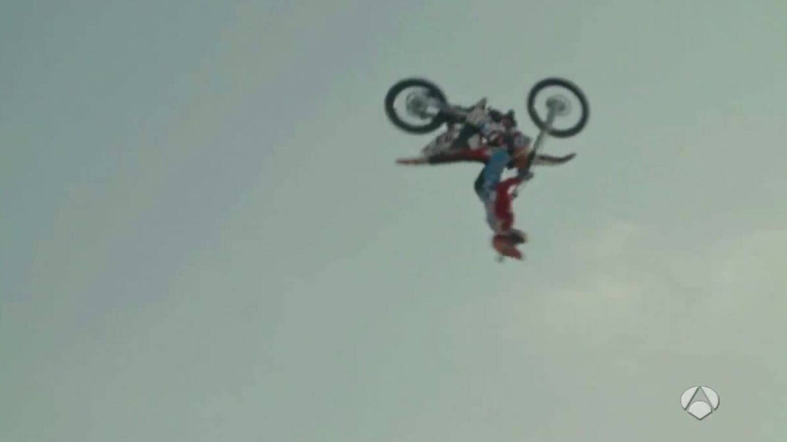 Marc Márquez 'se pasa' al Motocross y hace un salto mortal backflip 