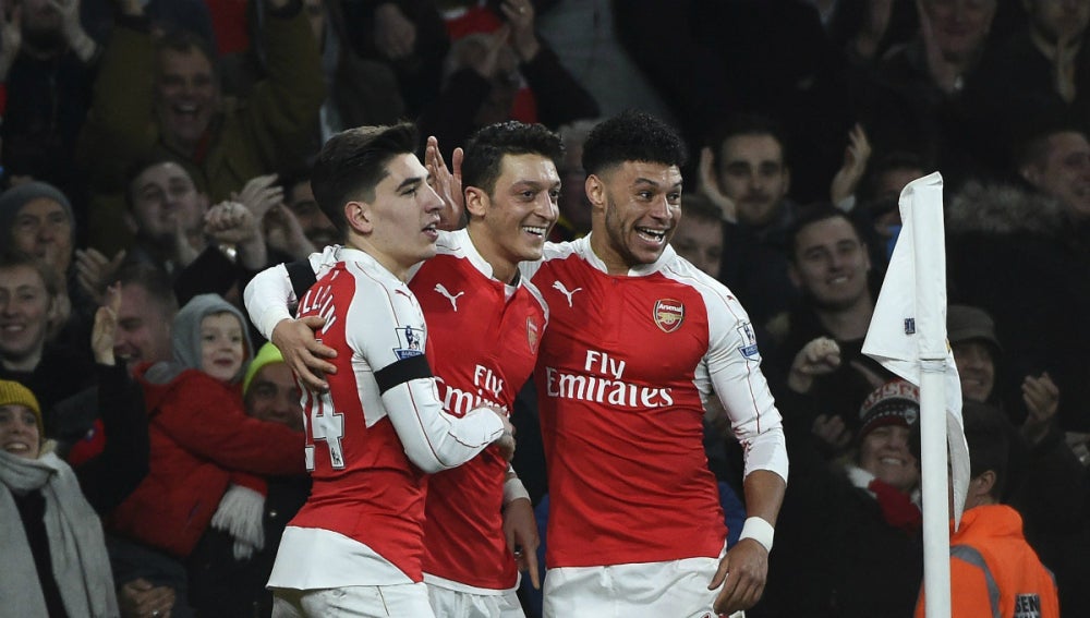 Los jugadores del Arsenal celebran el gol de Özil