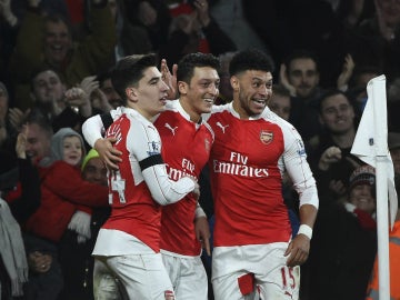 Los jugadores del Arsenal celebran el gol de Özil