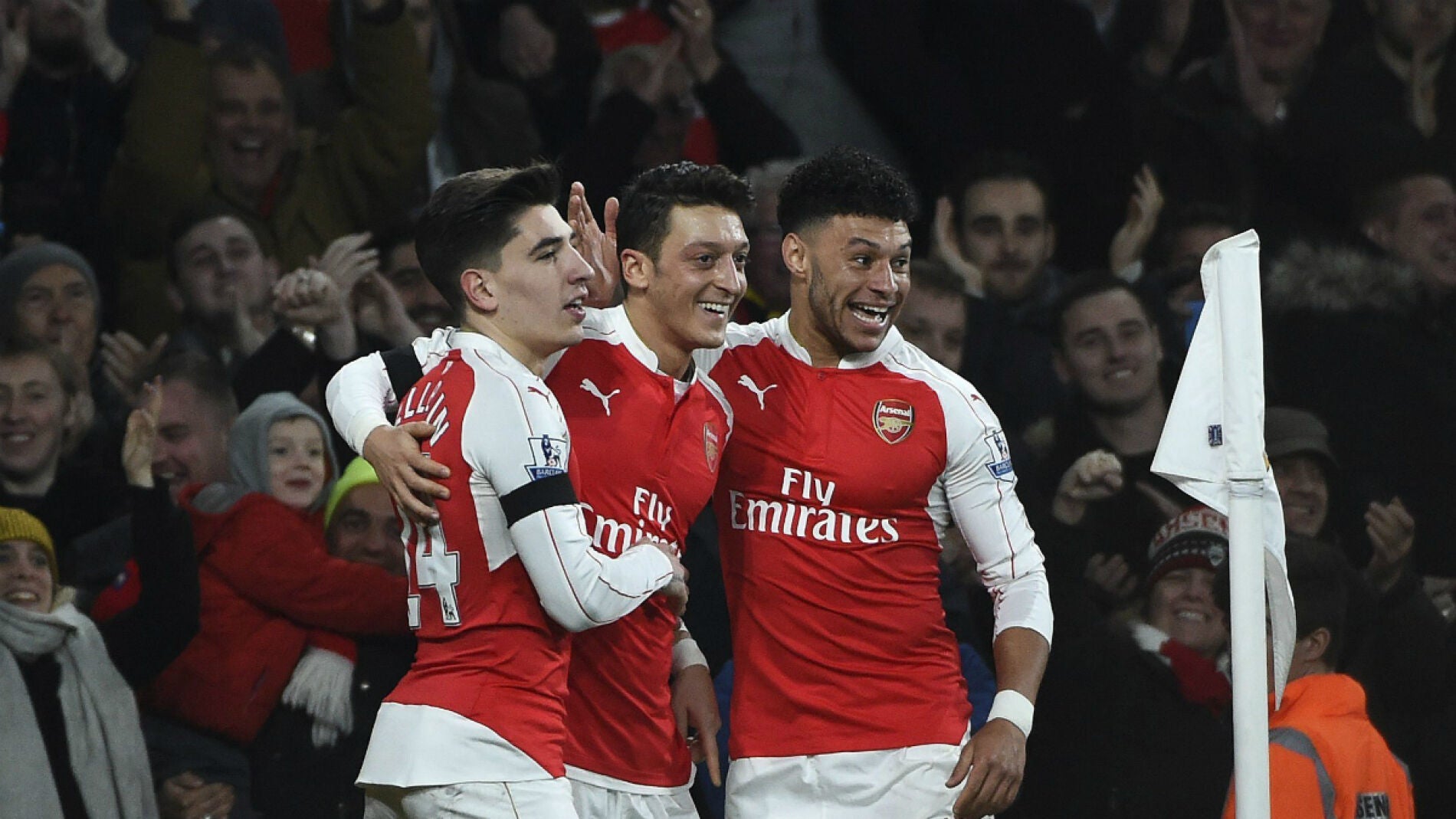 Los jugadores del Arsenal celebran el gol de &Ouml;zil