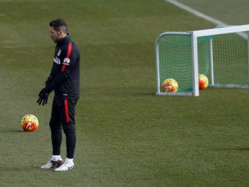 Simeone, durante el entrenamiento del Atlético de Madrid