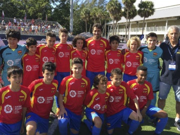 Raúl González, con los chicos del programa 'La Liga Promises'