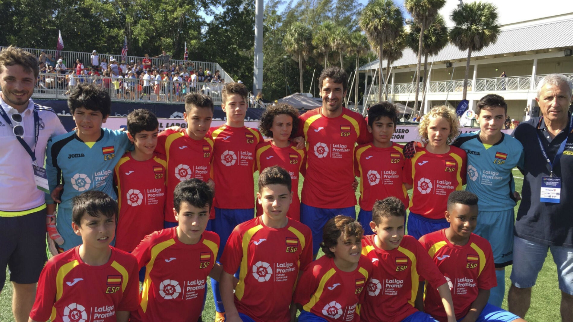Ra&uacute;l Gonz&aacute;lez, con los chicos del programa 'La Liga Promises'
