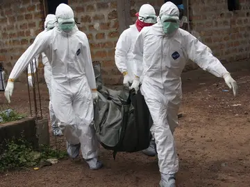 Sanitarios trabajando contra el ébola Sanitarios trabajando contra el ébola